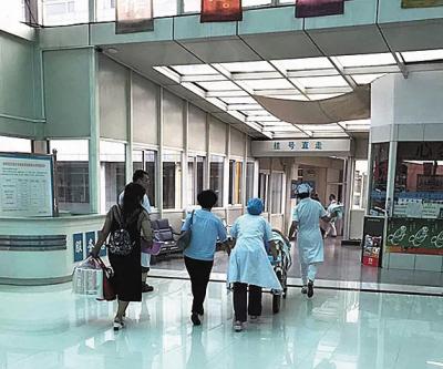旅顺一孕妇在医院大厅分娩 下班护士紧急救援