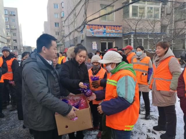 平安夜最暖心的事 红星美凯龙送平安果温暖沈