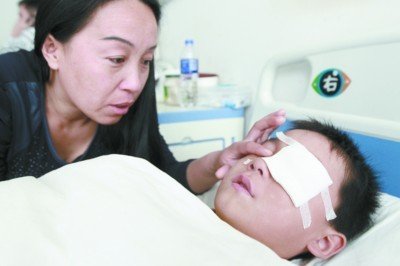 10岁男孩拉拉链笔尖插进眼睛左眼面临失明危险