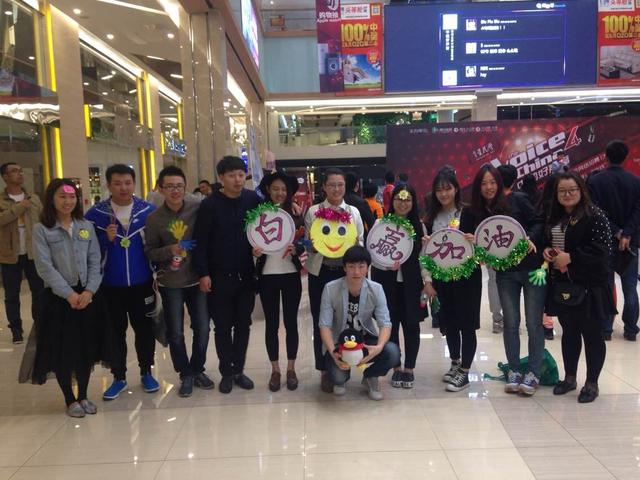 好声音选手台上竞技 最强粉丝团台下火拼