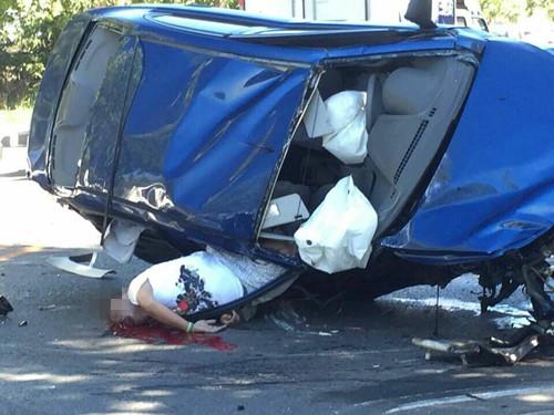 轿车双黄线调头 司机当场被撞身亡_大辽网_腾讯网