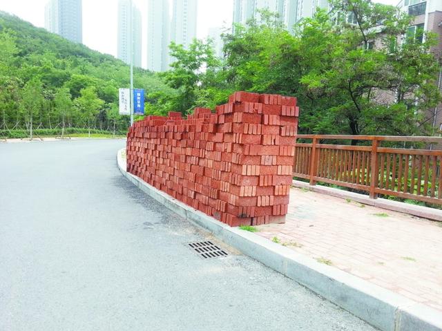 3000块砖头霸占去幼儿园人行道