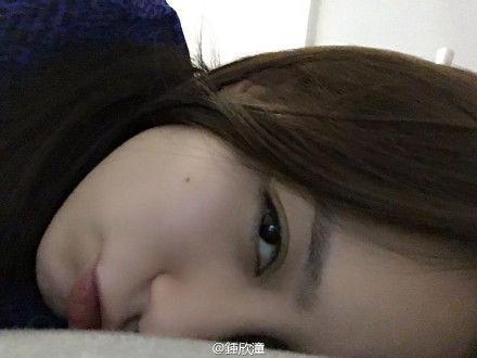 阿娇晒照眼神迷离 自称好闷问粉丝睡了吗