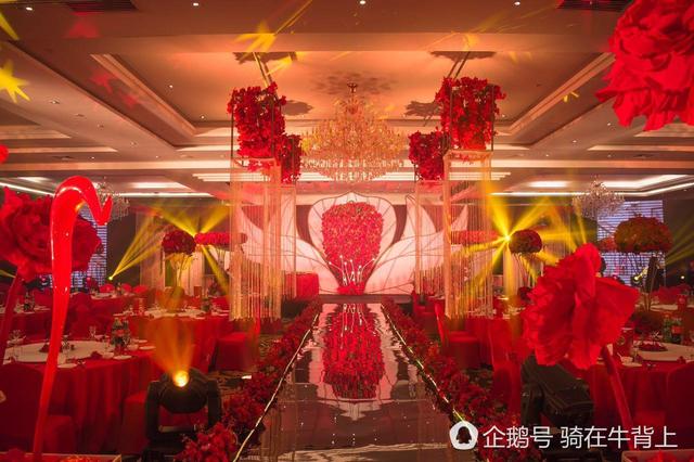 长春惊现豪华婚礼 上百辆劳斯莱斯宾利婚车导致交通拥堵