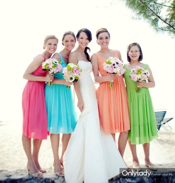 俏丽亮色系伴娘团礼服