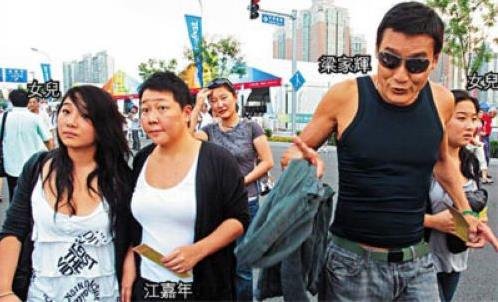 梁家辉大女儿曝光 夜蒲抽烟露乳沟(图)_大辽网_腾讯网