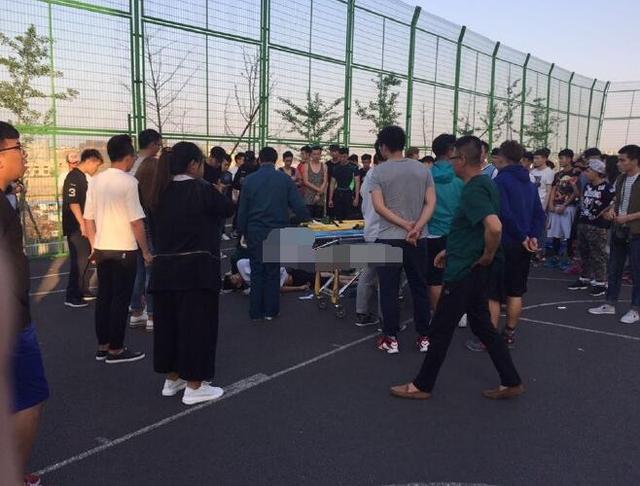 高校男生打篮球比赛时倒地不省人事 当晚死亡