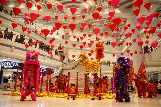 恒隆广场·大连 福狮闹春恭贺新年_大辽网_腾讯网