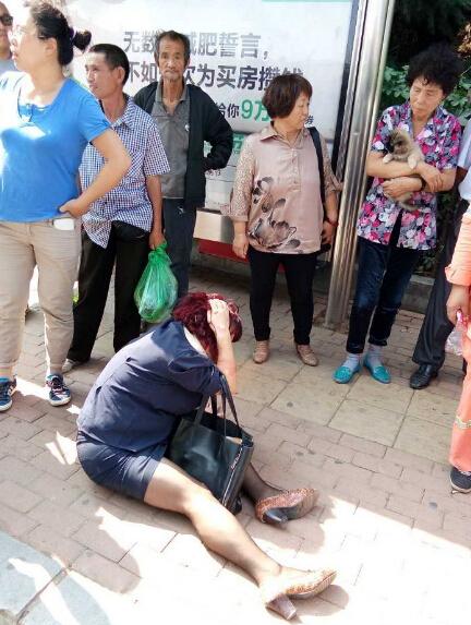 轿车失控撞路灯杆 一中年女子头部受伤