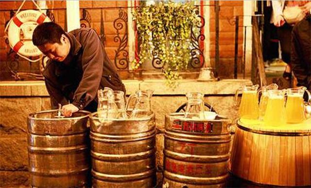 把啤酒装在塑料袋里 然而,这并不能代表青岛人的啤酒文化。相反,这些刻意制造出来的啤酒氛围,正是旅游商业化的产物。也许你哪个时候,闲逛在市井街巷中的时候,不经意间会留心起当地人拎着一个装有黄色液体的塑料袋,那不是急着去医院尿检的当地人,而是打完散啤回家的青岛人。啤酒装进塑料袋成为岛城闻名全国的一大怪,亦成为外地人来青在街头巷尾感受到的最生动的岛城土著文化。 青岛大街小巷的桶装散啤每天忙不迭地迎来送往。青岛散啤是当日生产的青岛啤酒,还未及装瓶装箱,就已经流进了青岛人肠胃中,这可是最新鲜的青岛