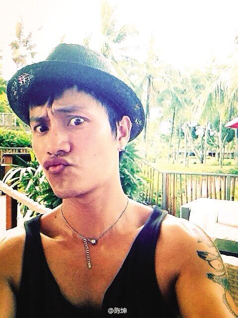 陈坤晒嘟嘴自拍萌照 左臂现大面积纹身