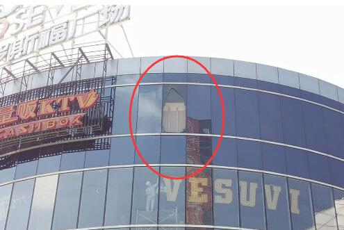 大连一商场玻璃幕墙爆裂 疑因天气炎热所致