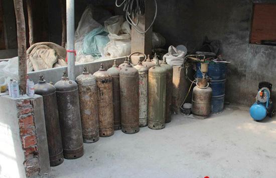 葫芦岛两男子非法生产乙炔 窝点被警方端掉