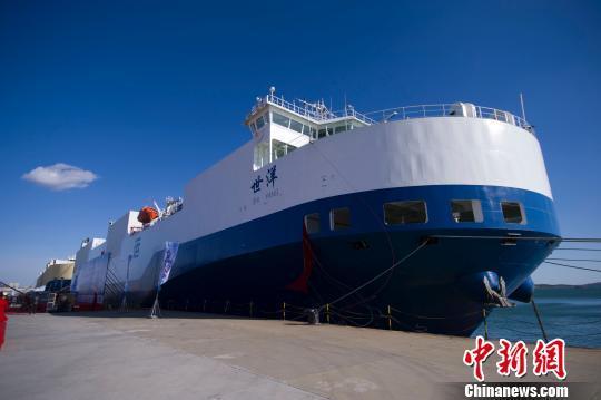 中国最大"海进江"型汽车滚装船在大连港首航