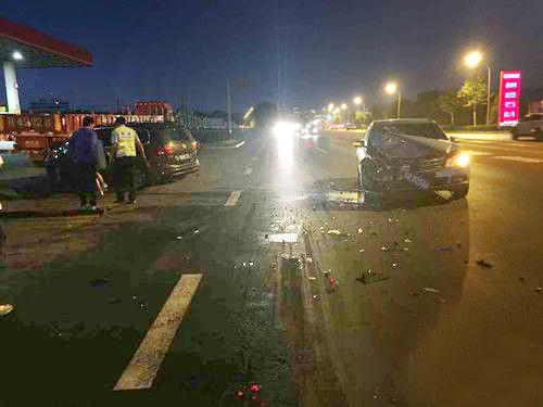 大连奔驰轿车直行撞上右转商务车