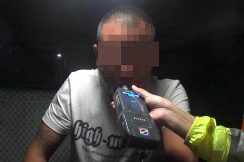 抚顺男子酒驾被抓后自称"社会人" 可没吓住交警