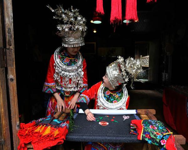 重庆酉阳桃花源里的土家族服饰与摆手舞1