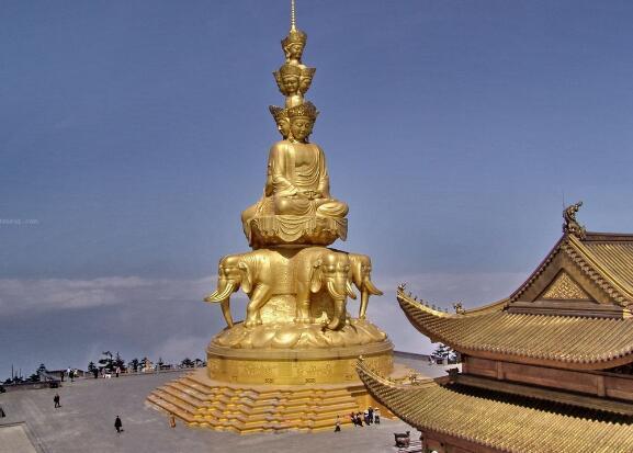 踏雪寻峨眉 赏金猴登金顶