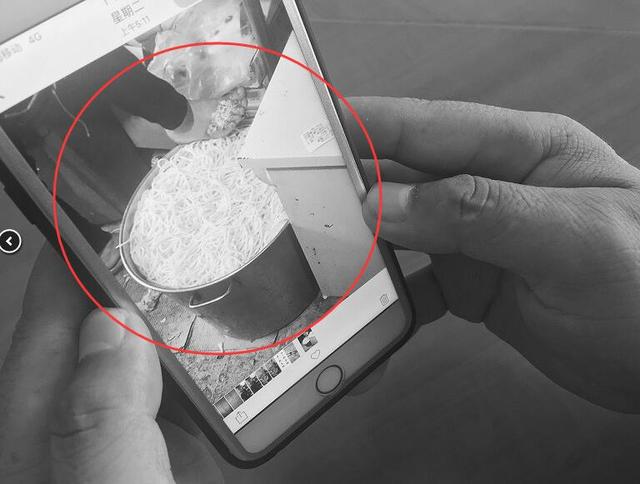 美团外卖店被曝用脚踩米线 星海兴工街消费者