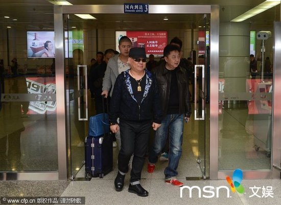 郭德纲现身劳斯莱斯接驾 戴大金牌似暴发户