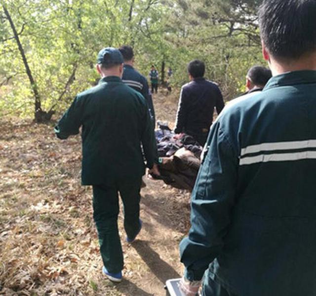 葫芦岛一女子哭晕半山腰 他们深山施救抬她下山