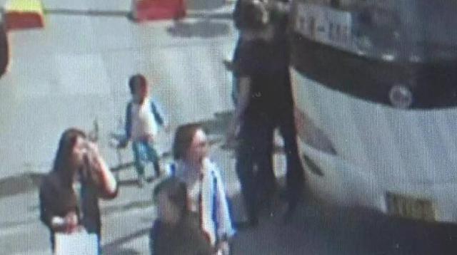 2岁娃独自从友好广场走到柏威年过马路又下地