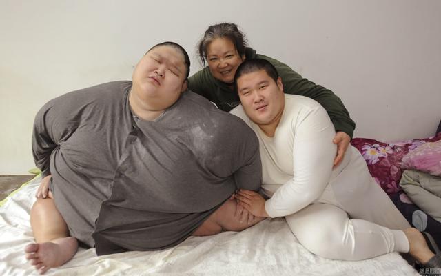 500斤肥胖症男子离世捐献遗体 19名志愿者将他抬下楼