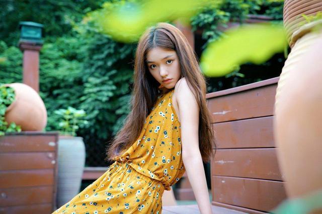 锥子脸早腻了,现在流行林允这样的处女脸!