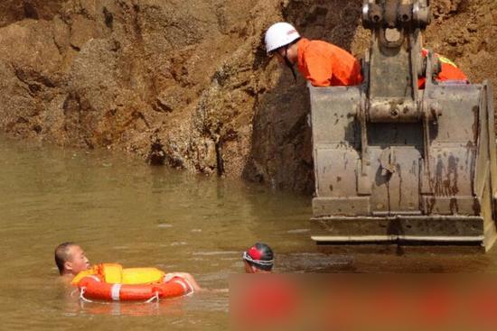 葫芦岛仨初中生水坑洗澡14岁男孩溺亡