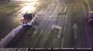 男子醉驾撞倒护栏接着开 做笔录时睡着了