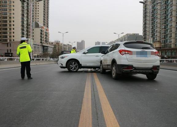 轿车双黄线掉头被交警拦下