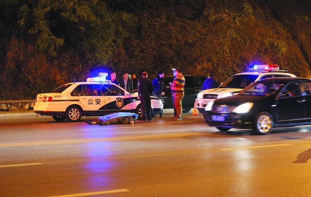 夜晚男子横穿马路被撞当场身亡
