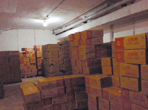 商贩兜售发霉速冻食品 为省钱租借恒温仓库_大辽网_腾讯网