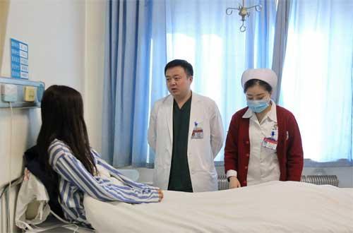 美女出国做“脂肪填充”手术 大腿积液险截肢_大辽网_腾讯网