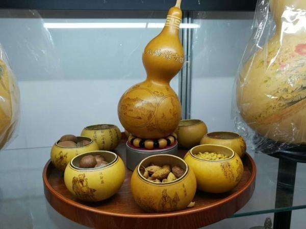 要做好葫芦雕并不容易,王峰经过十三四年的研究,完全靠自学掌握了葫芦雕的制作工艺。 为了得到好的葫芦材质,王峰特意从山东进来了葫芦。他不断改进葫芦雕刻工艺,终于形成了特有的葫芦雕风格。 王峰说,即便是要做一个普通的葫芦雕,其制作过程也相当复杂,从选料、画底稿到雕制、上色等至少需要五道工序,几天的时间才能完成。 王峰还认为如今不少网络上卖的葫芦艺术品,并不是手工制作的,而是机器批量生产的。他不看好机器生产葫芦工艺品。他认为葫芦雕一定要纯手工制作,这样做出来的葫芦雕才最有感觉。 王峰是第二次来到东北文博会了,