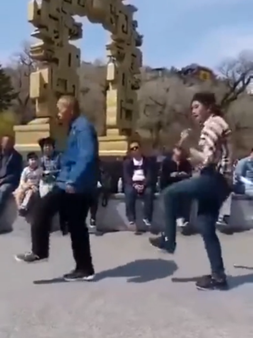 吉林北山广场舞大爷 鬼步太溜与美女斗舞