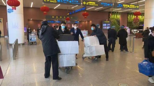 我市企业境外采购捐赠的首批医疗防护物资运抵营口