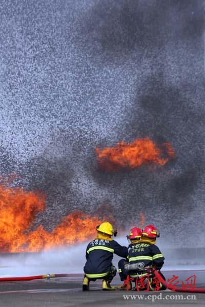 沈阳举行易燃易爆危险品灭火救援实战演练