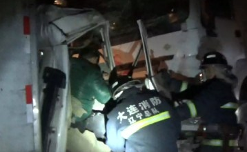 货车满载烟花爆竹撞上天然气运输车
