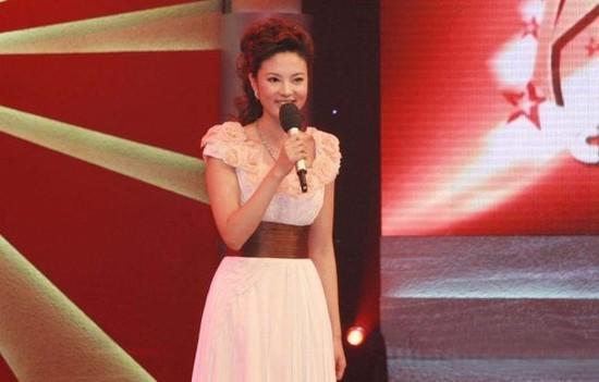 央视猴年春晚女主持人 我们都变了她的妆没变