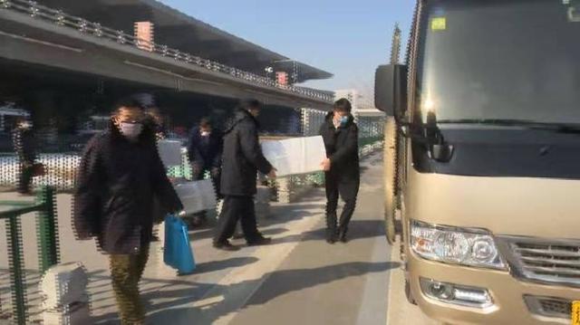 我市企业境外采购捐赠的首批医疗防护物资运抵营口