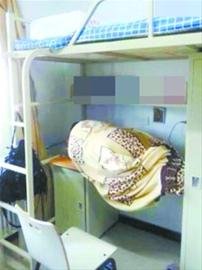 辽师大学宿舍有床不让睡学生怕挨罚躺桌上
