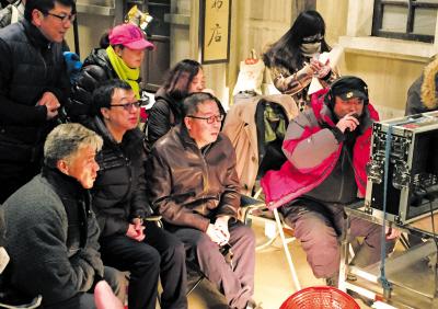 制片人和编剧到电视剧《大连故事》剧组探班.