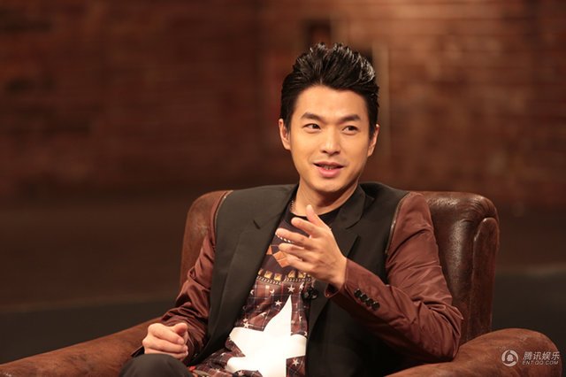 《千金归来》庆功 李易峰李威现场打情骂俏_大辽网_腾讯网