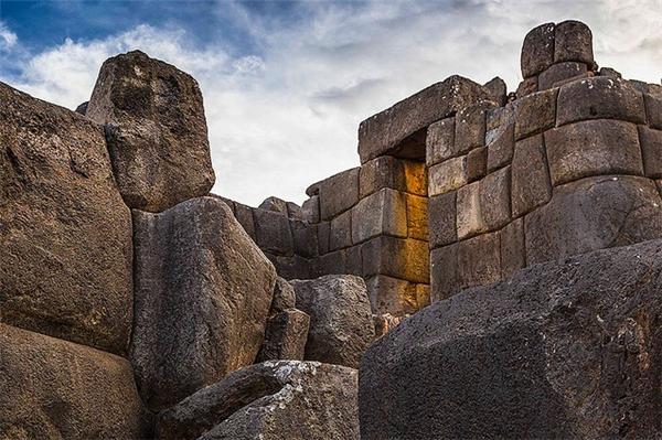 这个遗址是在1000年前所建立,可以住下30个到160个人.