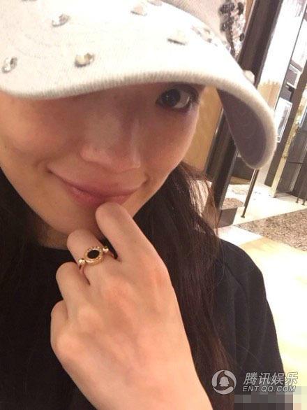 舒淇晒戒指素颜露雀斑 网友反赞自然不做作