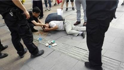 东中街一男子突然倒地不起 疑似心脏病发