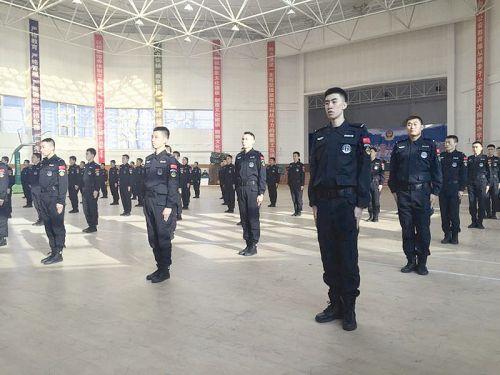 春节前 鞍山警方组建辅警巡特警上街巡逻