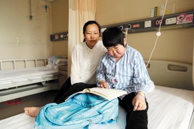 14岁女孩患罕见病 妈妈求助:尽一切努力让女儿少遭罪