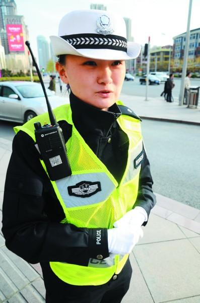 女交警单膝跪地托扶伤者 肇事司机感动落泪